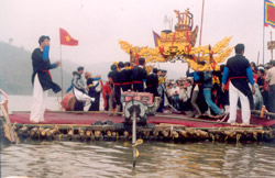 Rước kiệu Mẫu Thượng Ngàn tại lễ hội đền Đông Cuông ở Văn Yên.