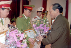 Đại tá Nguyễn Hoàng Hà - Thường vụ Tỉnh ủy, Giám đốc Công an tỉnh khen thưởng những tập thể, cá nhân đạt thành tích.