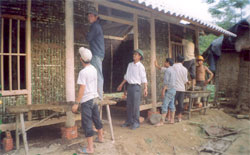 Thanh niên xã Nghĩa Lợi (thị xã Nghĩa Lộ) tham gia xóa nhà dột nát cho các hộ nghèo.