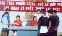 Phục vụ khách hàng mua trái phiếu Chính phủ tại Kho bạc Nhà nước thị xã Nghĩa Lộ.