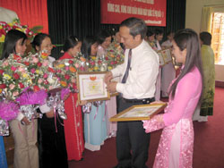 Đồng chí Trần Xuân Hưng - Phó giám đốc Sở Giáo dục - Đào tạo tặng bằng khen của ngành cho 18 nữ giáo viên tiêu biểu vùng cao.