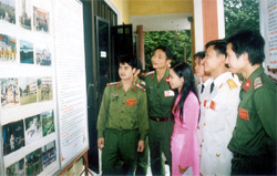 Các đại biểu dự Đại hội tham quan góc trưng bày thành tích của tuổi trẻ LLVT tỉnh Yên Bái.