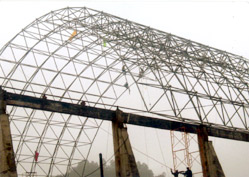 Lắp đặt hệ thống mái nhà kho nguyên liệu Nhà máy Xi măng
Yên Bình.
