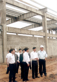 Đồng chí Hoàng Xuân Lộc - Phó bí thư Tỉnh ủy, Chủ tịch UBND tỉnh kiểm tra tiến độ thi công Nhà máy Xi măng Yên Bái.