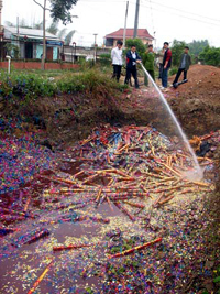 Thiêu huỷ pháo lậu.