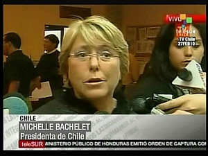 Tổng thống Chile Michelle Bachelet phát biểu trước giới báo chí sau khi xảy ra thảm họa động đất.