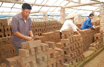 Cơ sở sản xuất gạch của ông Vũ Xuân Dật, thành phố Yên Bái tạo công ăn việc làm cho trên 20 lao động địa phương.


