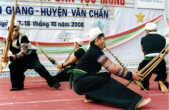 Múa khèn trong ngày hội văn hóa dân tộc Mông tại xã Suối Giàng (Văn Chấn) năm 2008.
