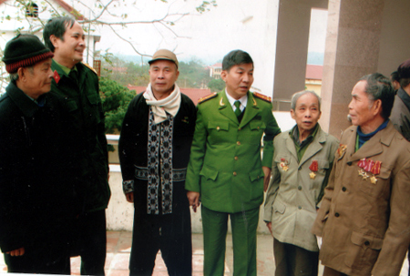 Lãnh đạo Công an, Ban CHQS huyện Văn Yên trao đổi với các già làng người có uy tín ở thôn, bản về công tác đảm bảo an ninh trật tự trên địa bàn.
