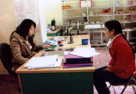 Bộ phận giao dịch “Một cửa” Chi cục Thuế huyện Lục Yên hỗ trợ người nộp thuế.
