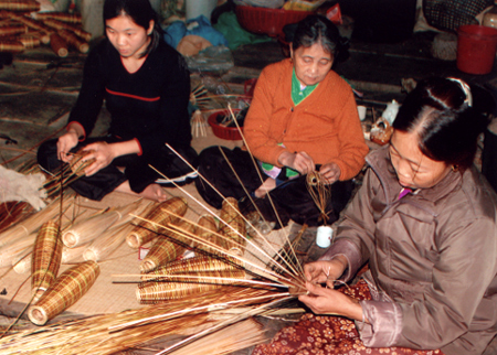 Nghề đan rọ tôm ở Xuân Lai đã tạo thu nhập cho nhiều người dân.
