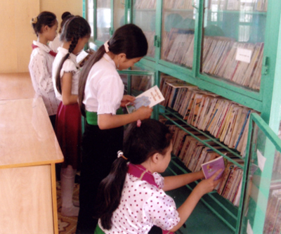 Nhiều trường tiểu học ở thị xã Nghĩa Lộ đã xây dựng tủ sách phục vụ học sinh trong dịp hè.