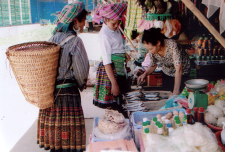 Chợ trung tâm thị trấn Trạm Tấu được xây dựng góp phần tăng thu cho ngân sách Nhà nước.
Trong ảnh: Đồng bào dân tộc Mông trao đổi hàng hóa tại chợ trung tâm thị trấn Trạm Tấu.
