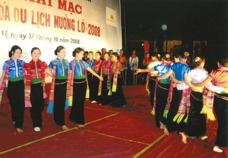 Các thiếu nữ Thái biểu diễn các điệu xòe tại Tuần Văn hóa - Du lịch Mường Lò năm 2008.
