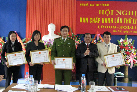 Các tập thể, cá nhân được khen thưởng năm 2010.