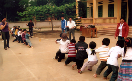 Trường Tiểu học Yên Hợp (Văn Yên) thường xuyên tổ chức các trò chơi dân gian tạo không khí sôi nổi cho học sinh. (Ảnh: Minh Tuấn)