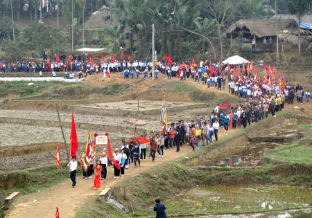 Dòng người nô nức về tham quan, du lịch tâm linh đình, đền Quy Mông.