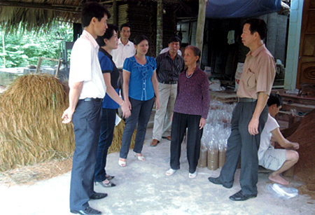 Các đồng chí lãnh đạo thành phố thăm mô hình trồng nấm thương phẩm của gia đình hội viên nông dân xã Giới Phiên.
