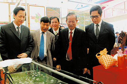 Các đồng chí lãnh đạo Chính phủ và tỉnh Yên Bái tham quan gian gới thiệu tiềm năng nuôi trồng thủy sản tại Diễn đàn xúc tiến đầu tư vùng Tây Bắc tháng 12 năm 2010. Ảnh: Quang Thiều
