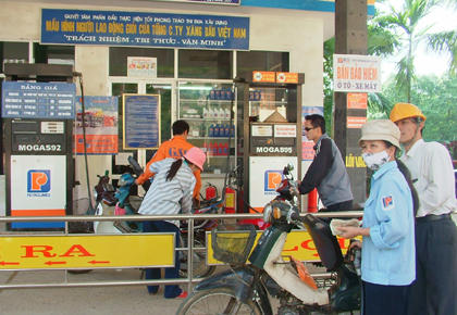 Trạm xăng km5 ở thành phố Yên Bái luôn đông người đến mua xăng. (Ảnh: T.T)