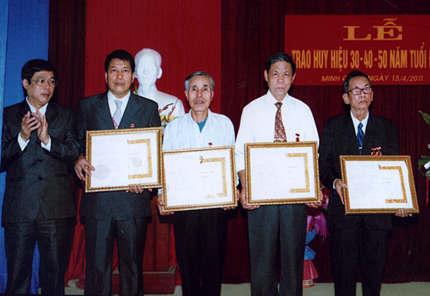 Đảng bộ Minh Quán hiện có khoảng 130 đảng viên được trao tặng Huy hiệu từ 30 đến 60 năm tuổi Đảng chiếm trên 50% tổng số đảng viên toàn Đảng bộ