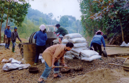 Người dân xã Việt Thành tích cực làm đường giao thông nông thôn.