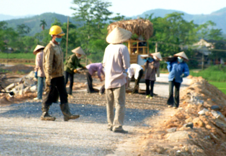 Làm đường giao thông vào xã An Phú.