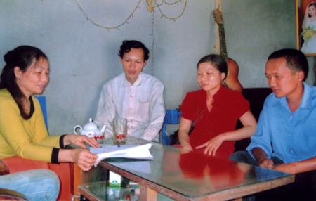 Tư vấn phòng chống BLGĐ theo nhóm hộ gia đình tại xã Tân Thịnh (thành phố Yên Bái).
