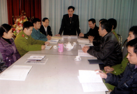 Lãnh đạo phường Yên Thịnh triển khai phương án tác chiến với Công an và các ban, ngành đoàn thể của phường.


