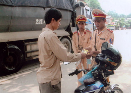 Lực lượng cảnh sát giao thông tăng cường tuần tra, kiểm soát xử lý vi phạm trên các tuyến đường.
(Ảnh: Văn Thông)
