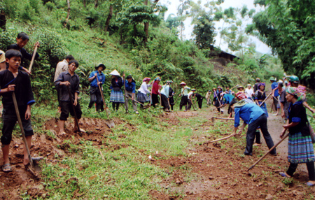 Thanh niên tình nguyện cùng nhân dân xã Nậm Có (Mù Cang Chải) làm đường giao thông. (Ảnh: Tô Anh Hải)