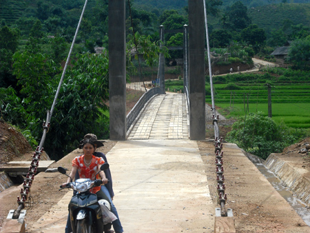 Cầu treo xã Sơn Thịnh (Văn Chấn) đưa vào sử dụng đáp ứng nhu cầu đi lại của nhân dân trong vùng được thuận lợi.