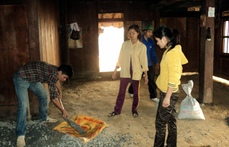 Chi đoàn Đài Truyền thanh - Truyền hình Trạm Tấu láng nền nhà cho một hộ dân ở thôn Tà Xùa, xã Bản Công.