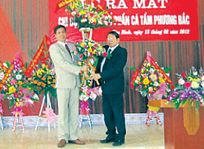 Đồng chí Vũ Vinh Quang, Bí thư Đảng uỷ Khối doanh nghiệp tặng hoa chúc mừng Chi bộ Công ty cổ phần Cá tầm Phương Bắc tại lễ ra mắt.