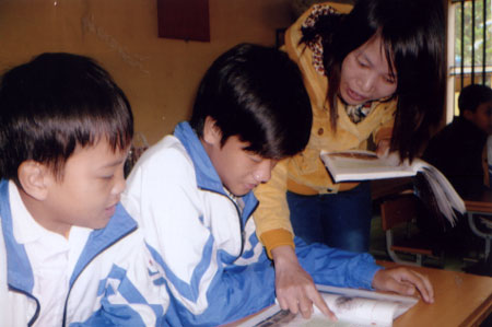 Cô giáo Lê Thị Thu Phương và em Háng A Gì trong giờ học.