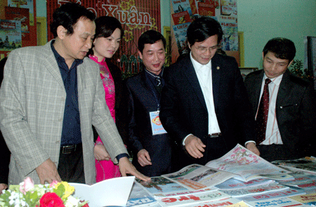 Các đại biểu tham quan các ấn phẩm tại Hội báo xuân