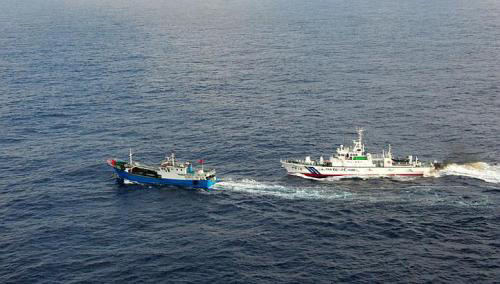 Tàu của lực lượng bảo vệ bờ biển Nhật Bản đuổi một tàu cá Trung Quốc gần đảo Miyako ở quận Okinawa ngày 2/2.