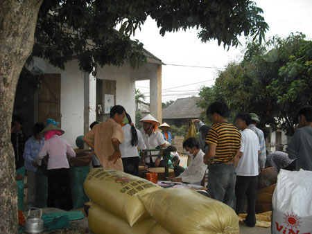 Người dân xã Nghĩa An, thị xã Nghĩa Lộ (Yên Bái) nhận gạo hỗ trợ của Nhà nước.