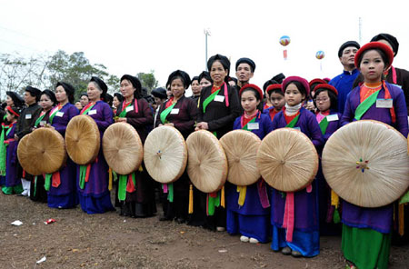 Các liền anh, liền chị trong trang phục truyền thống và hát Quan họ tại trại trung tâm đồi Lim.