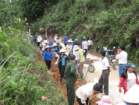 Năm 2012, Văn Chấn đã huy động trên 56.000 lượt ngày công lao động làm đường giao thông nông thôn, xây dựng nông thôn mới với tổng giá trị gần 17 tỷ đồng. (Ảnh: Văn Trường)
