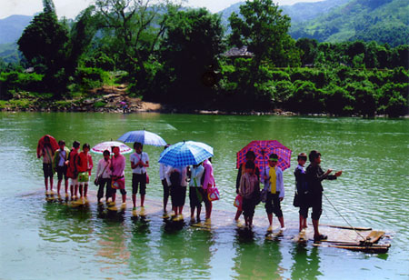 Đường tới trường.
(Ảnh: Đặng Phương Lan)