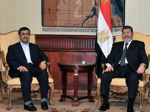 Tổng thống Ai Cập Mohamed Morsi (phải) và Tổng thống Mahmoud Ahmadinejad trong cuộc gặp ở Cairo ngày 5/2.