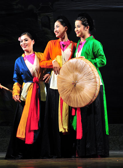 Các nghệ sĩ của Nhà hát Chèo Hà Nội tham gia biểu diễn mừng năm mới Quý Tỵ