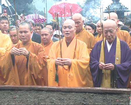 Lễ khai hội chùa Hương năm 2013.