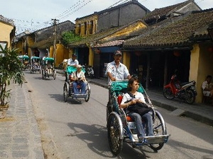 Du khách Nhật thăm phố cổ Trần Phú (Hội An) bằng xíchlô.