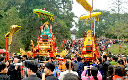 Lễ hội Đền Đông Cuông thu hút hàng nghìn du khách thập phương và nhân dân cả nước tới hành hương, chiêm bái.
