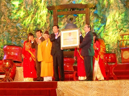 Phó Thủ tướng Nguyễn Thiện Nhân trao bằng chứng nhận di tích quốc gia đặc biệt