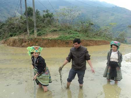 Anh Hà Sông Thao hướng dẫn nông dân cách làm đất.