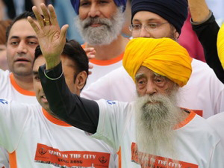 Ông Fauja Singh(giữa) trước báo giới sau khi về đích trong cuộc thi ngày 24/2/2013.