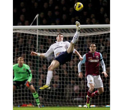 Tiền vệ Gareth Bale tung cú dứt điểm điệu nghệ trước cầu môn West Ham.
